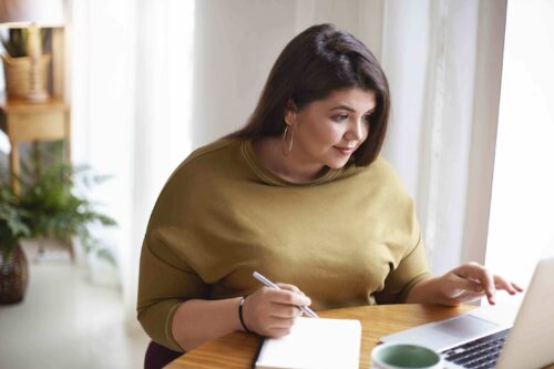 Lady studing on a laptop