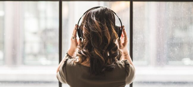 Woman-listening-to-music-through-headphones